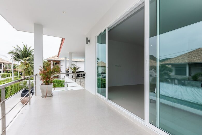 Modern 4 Bedrooms Pool Villa - Vy