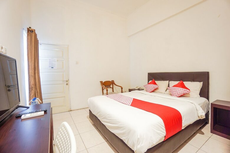 Hostal Oyo 1224 The White House Hotel