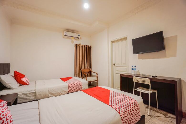 Hostal Oyo 1224 The White House Hotel