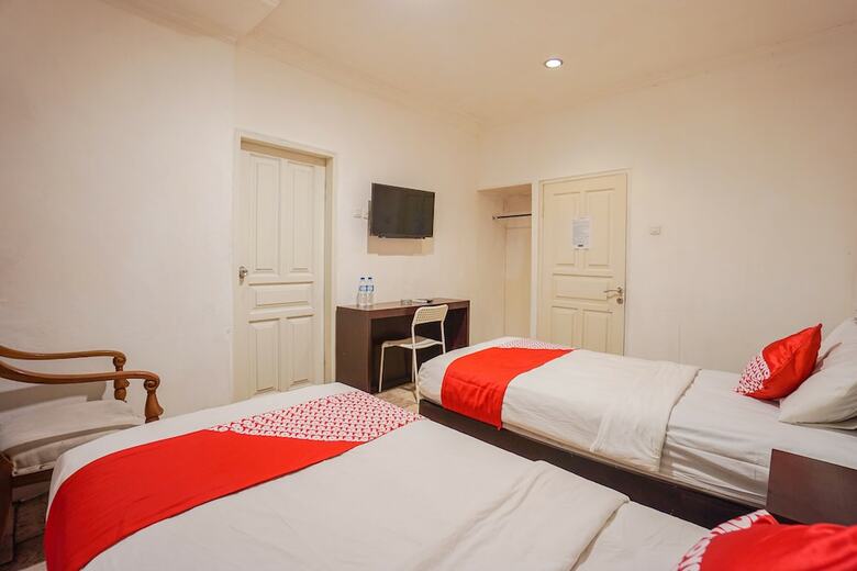 Hostal Oyo 1224 The White House Hotel