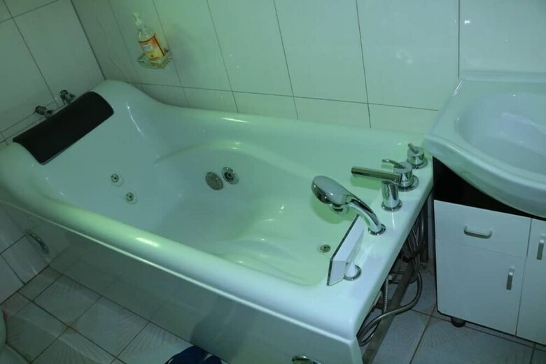 Hotel A & J Holiday Suites