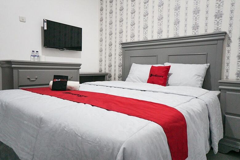 Hotel Reddoorz Plus @ Tlogomas