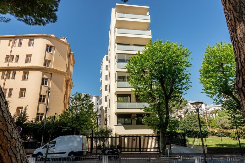 Cannes 2 Bedroom Apartment With AC