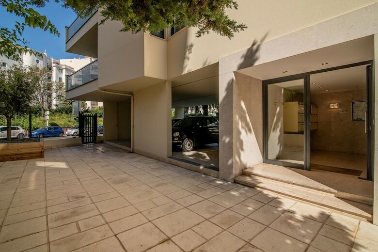 Cannes 2 Bedroom Apartment With AC