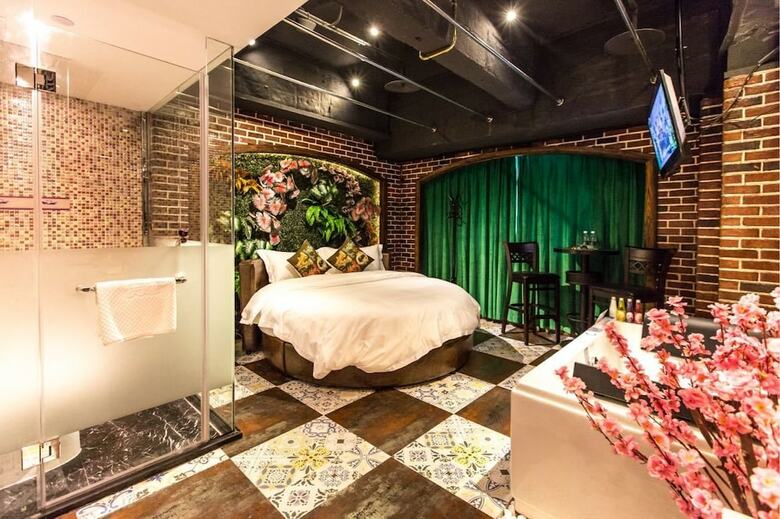 Love Of Swan Theme Hotel