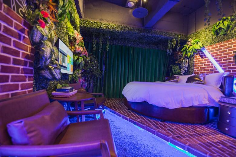 Love Of Swan Theme Hotel