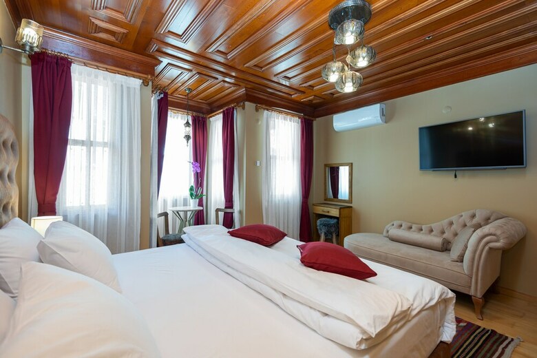Wonder Wood Hotel