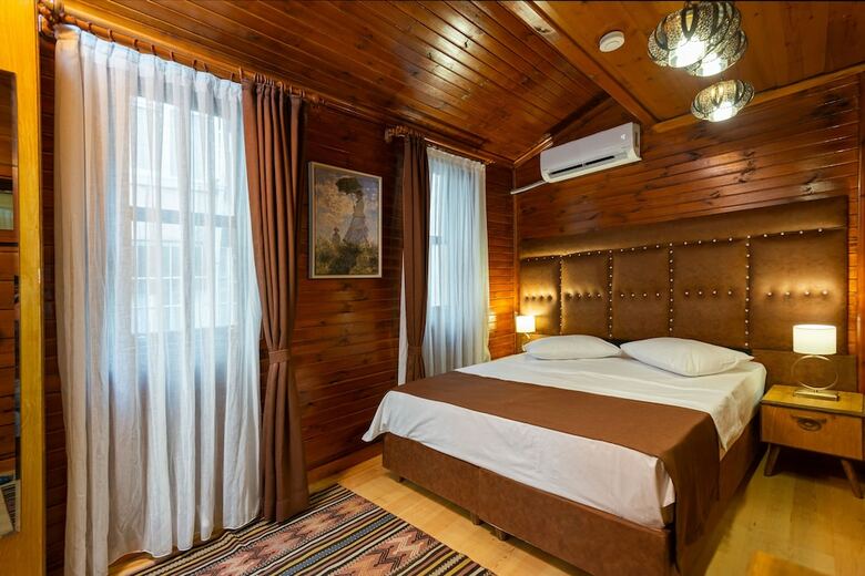Wonder Wood Hotel
