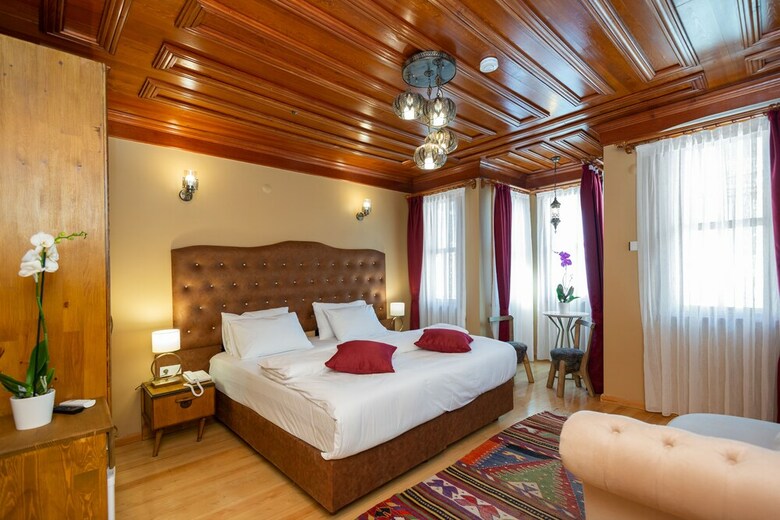 Wonder Wood Hotel