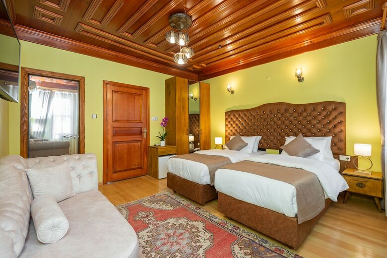 Wonder Wood Hotel