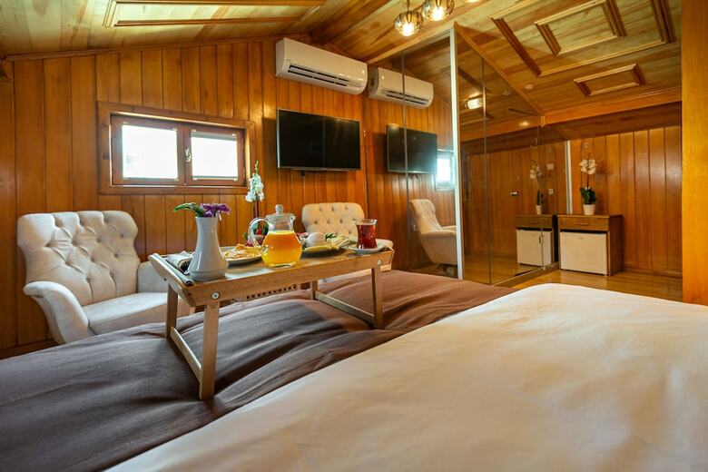 Wonder Wood Hotel
