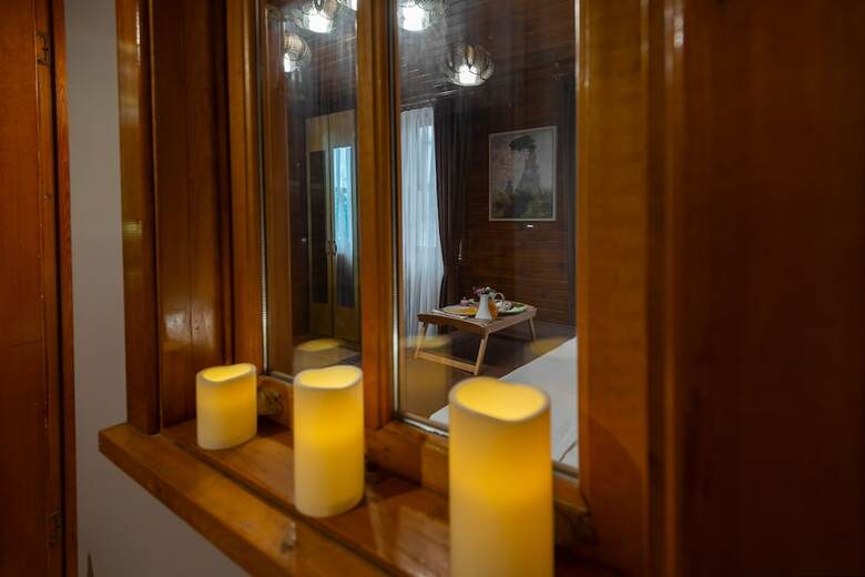Wonder Wood Hotel