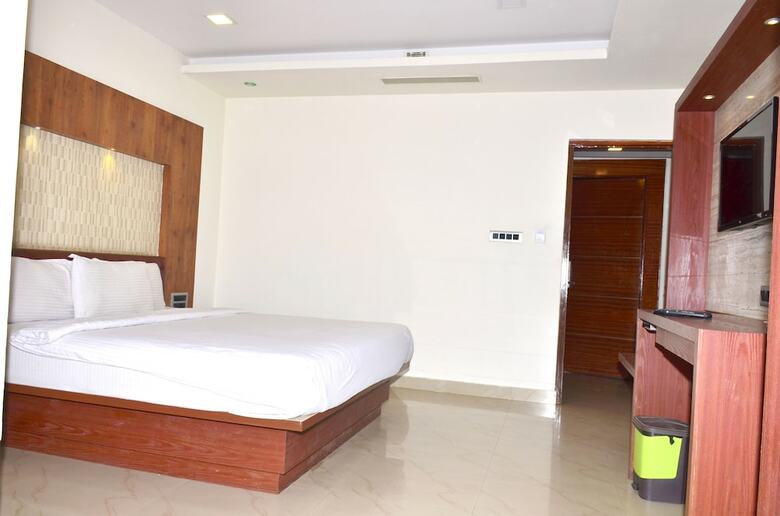 Hotel Adya Classic