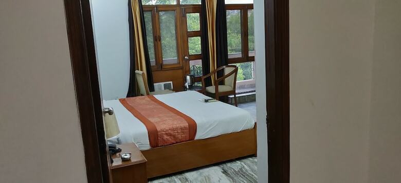 Hotel Bird Hawkins Residency