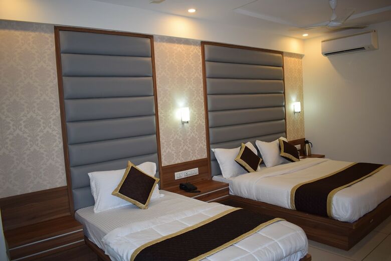 Hotel Royal Square By Sky Stays