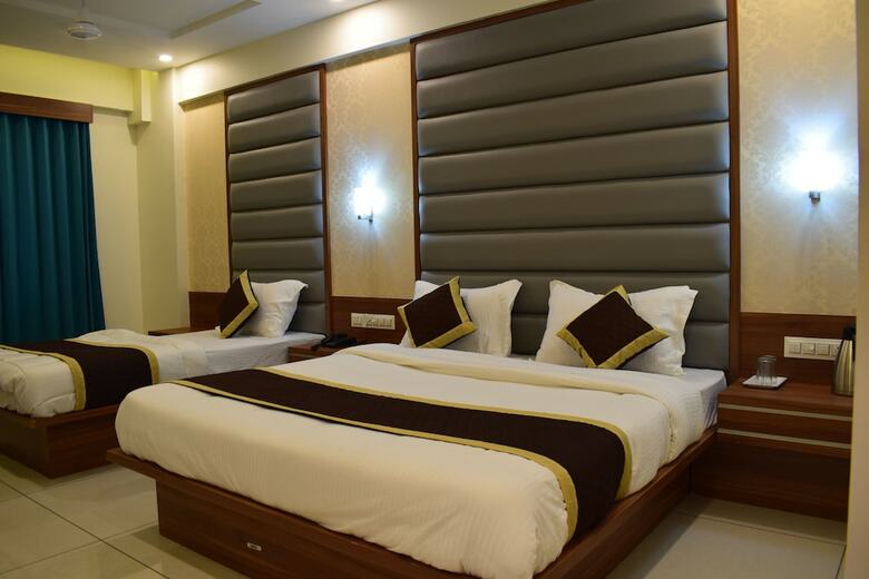 Hotel Royal Square By Sky Stays