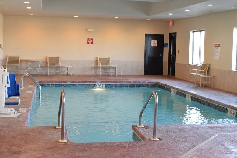 Holiday Inn Express Hotel & Suites Pratt