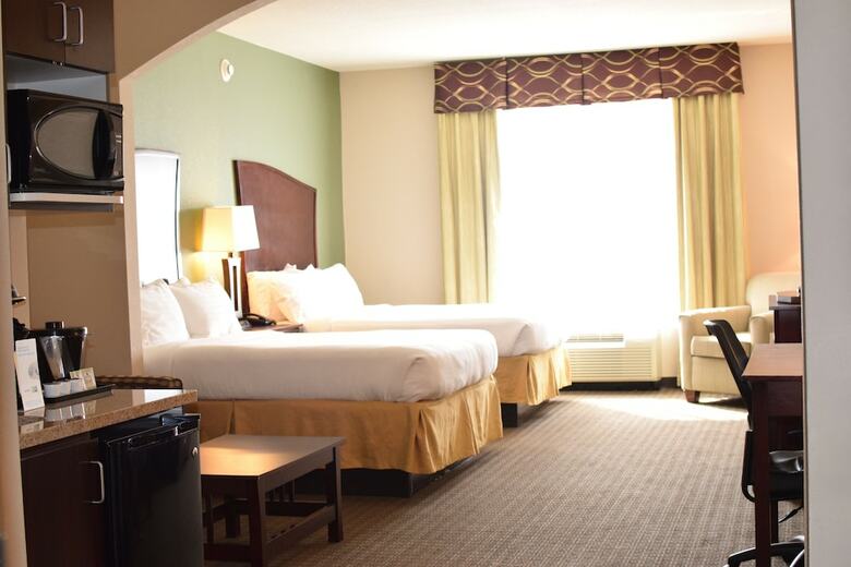 Holiday Inn Express Hotel & Suites Pratt