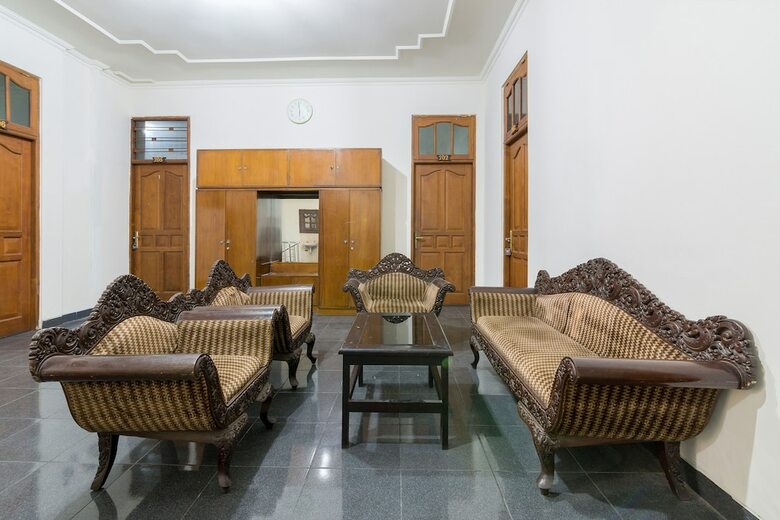 Hostal Oyo 1212 Hotel Pakuning