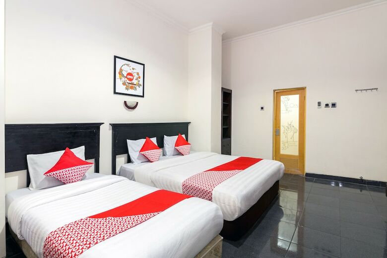 Hostal Oyo 1212 Hotel Pakuning