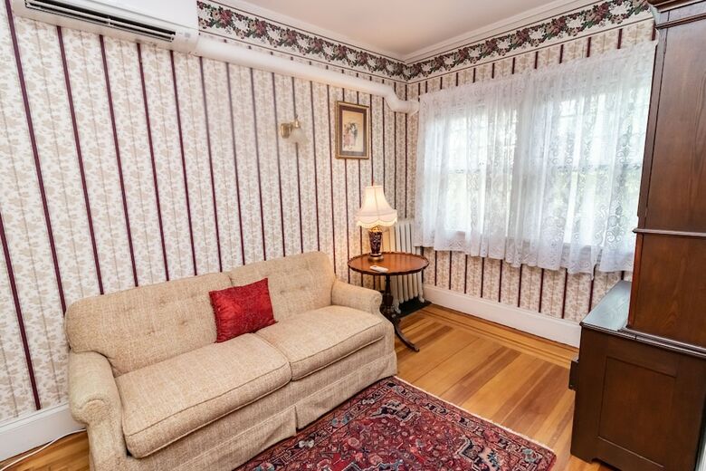 Saratoga Dreams Bed And Breakfast