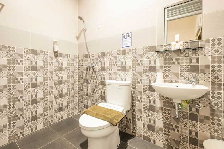 Hostal Oyo 1308 Darmo Residence