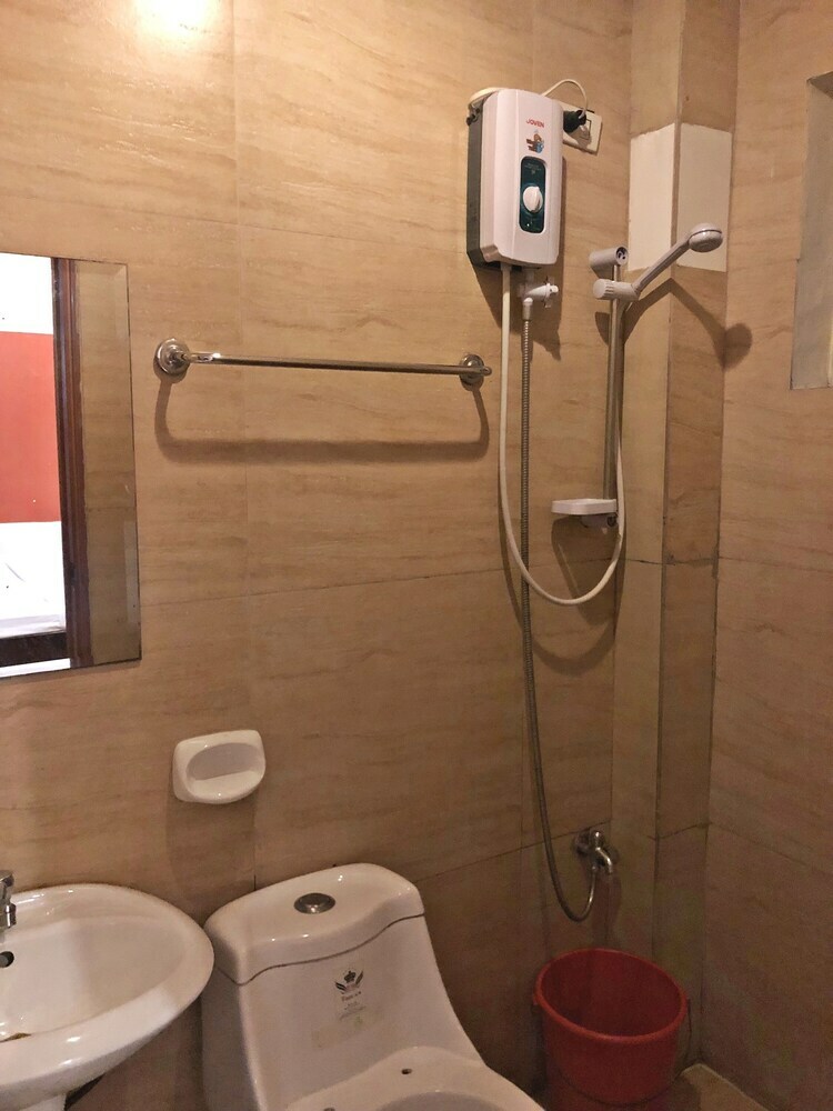 Cosmo Hotel Espana Near Ust