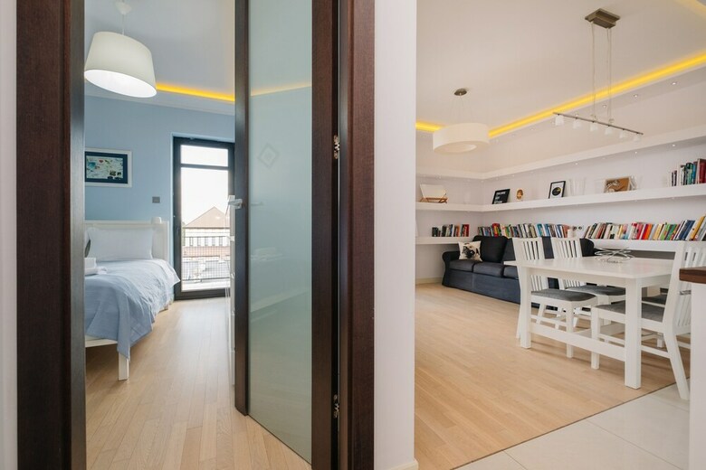 Modern Apartment Across The Ponds