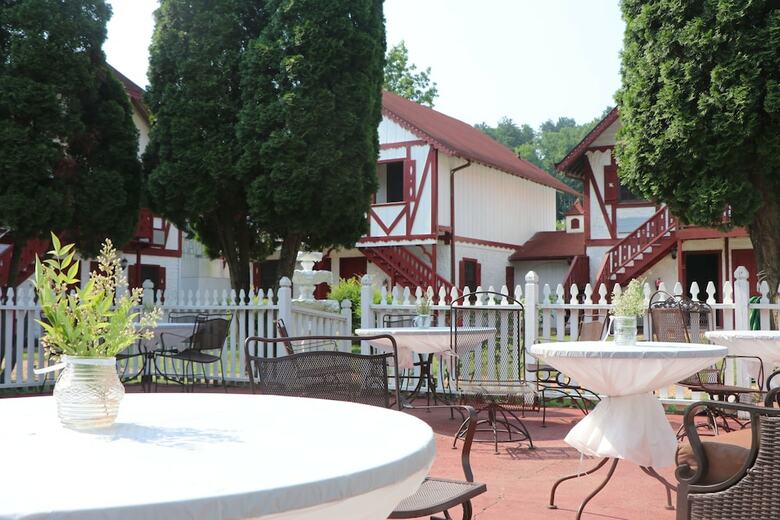Posada Helen Alpine Village Inn