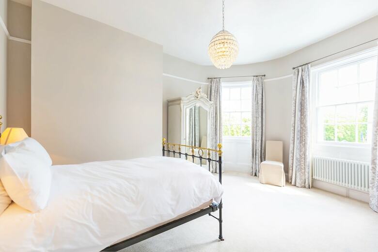 Luxury Apartments - Queen Circus