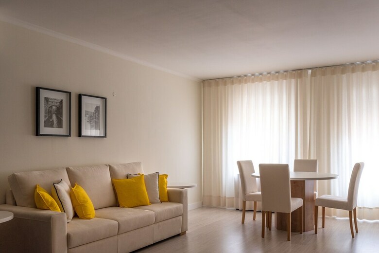Apartamentos Classic Modern With A Splash Of Glam