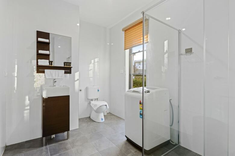 Homehotel Cozy Duplex In Serene Suburb