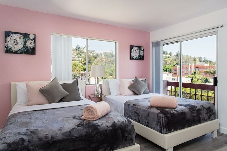 Luxurious 2bd & Den Hollywood Apartment