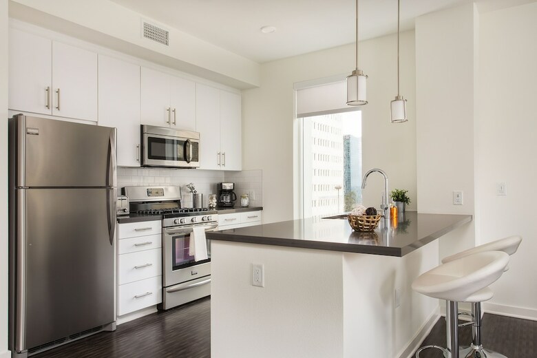 Luxurious 2bd & Den Hollywood Apartment