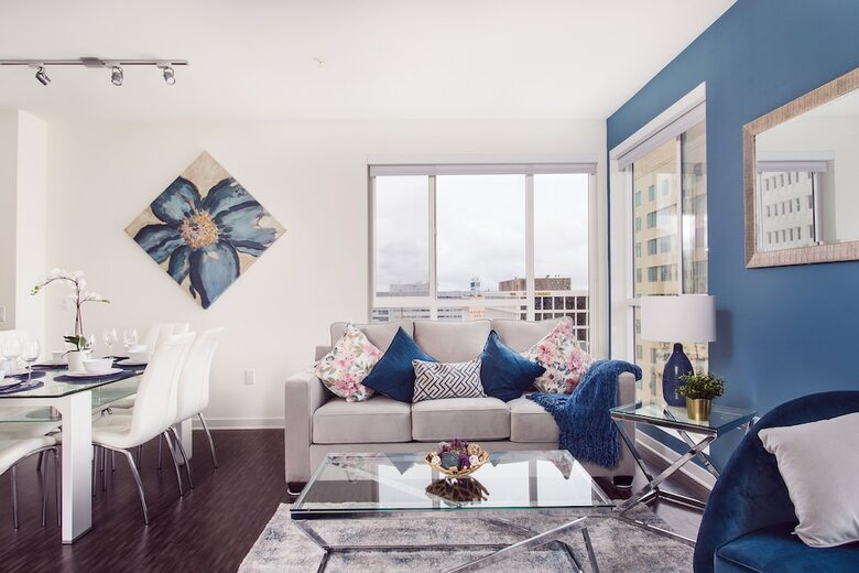 Luxurious 2bd & Den Hollywood Apartment