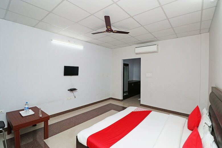 Hotel Oyo 28416 Ananya Royals