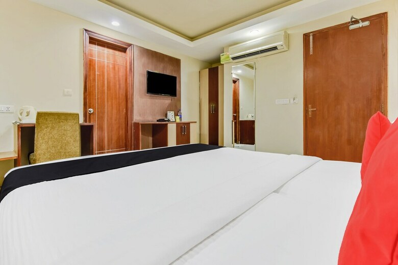 Hotel Capital O 36036 Royal Central