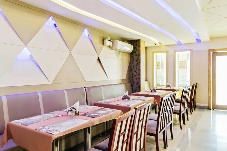 Hotel Oyo 30525 Dwarka Grand