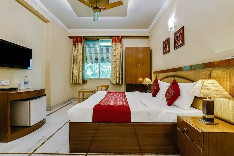 Capital O 41598 Hotel Singh Sahib