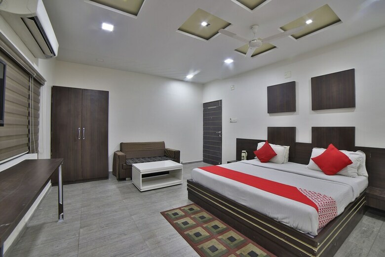 Oyo 44421 Hotel Radhika