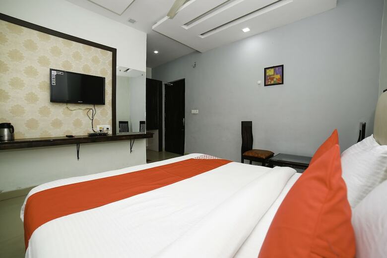 Hotel Oyo 29773 C P Palace