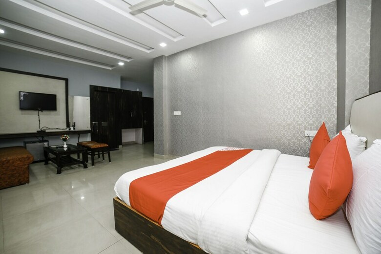 Hotel Oyo 29773 C P Palace