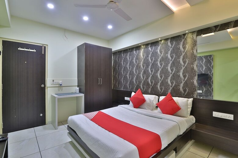 Oyo 45095 Hotel The Grand Parshwanath