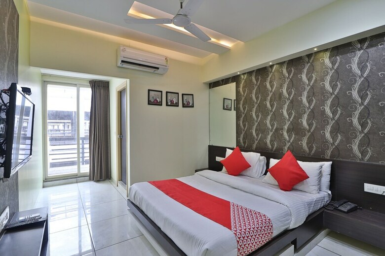 Oyo 45095 Hotel The Grand Parshwanath