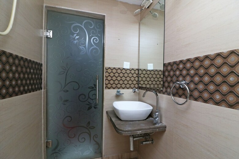 Capital O 1138 Hotel Emerald