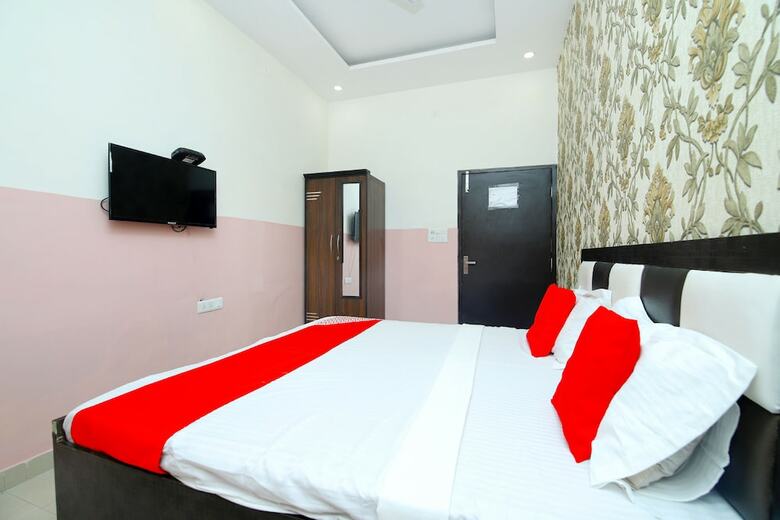Oyo 43846 Hotel R2d