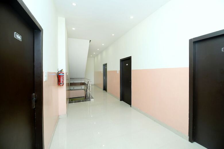 Oyo 43846 Hotel R2d