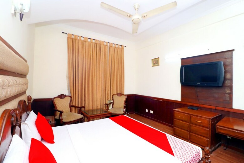 Oyo 2716 Hotel Paras