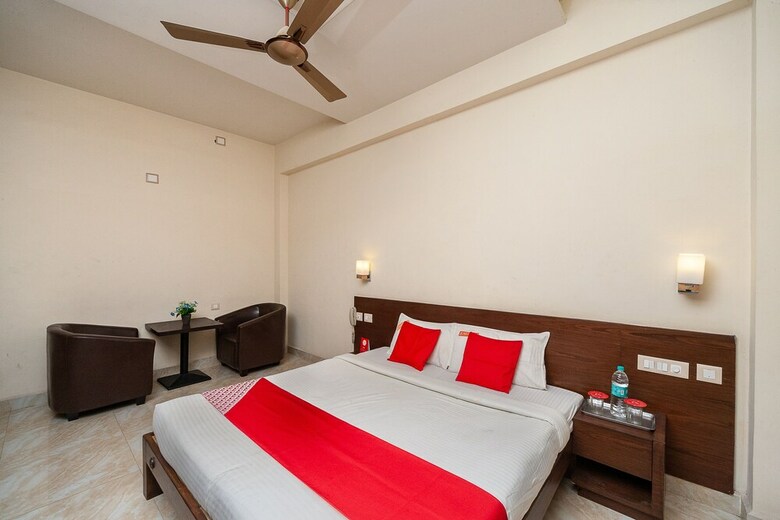 Hotel Oyo 33352 The Royal Park