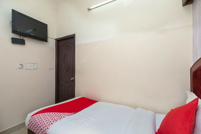 Hotel Oyo 8410 Rajeswari Tower